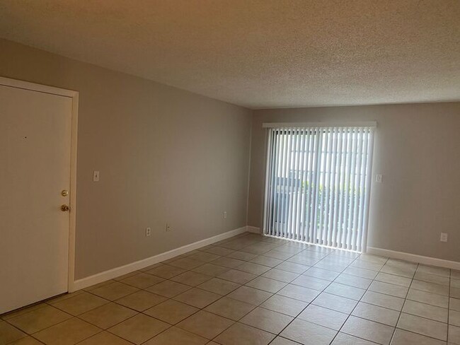 Building Photo - JUST REDUCED - Newly Remodeled 1 bedroom/1...