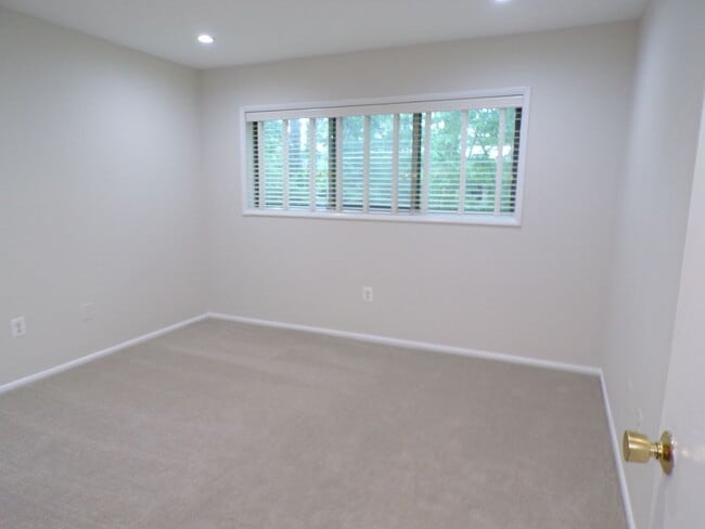 Building Photo - Two Bedroom, Two Bath Condo Located Near T...
