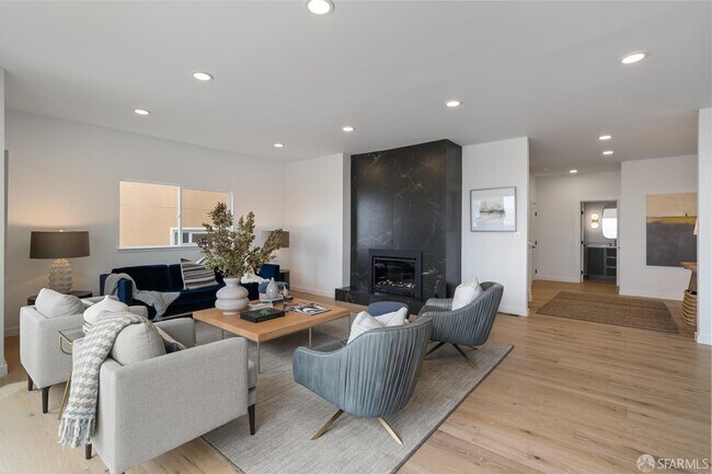 Building Photo - 628 Los Palmos Dr
