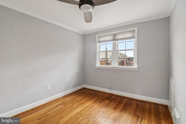 Building Photo - 250 Lynhaven Dr