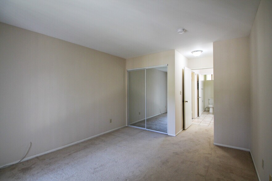 Building Photo - 15040 Moorpark St