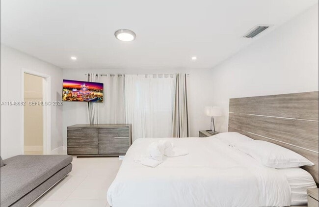 Building Photo - 4017 Monroe St