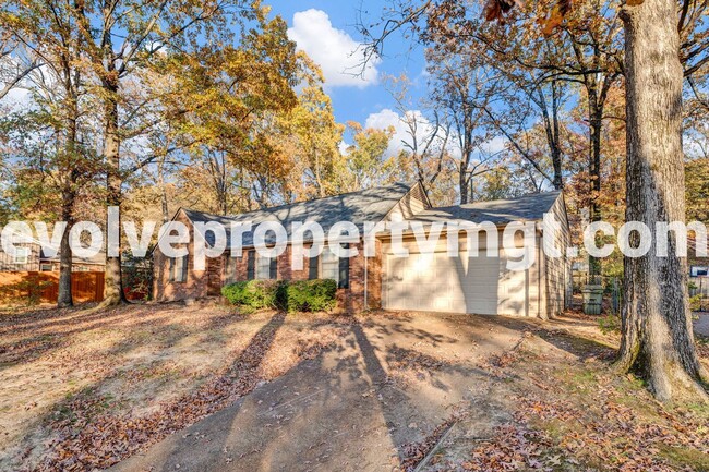 Building Photo - PRIME LOCATION WITH SPACIOUS LIVING!