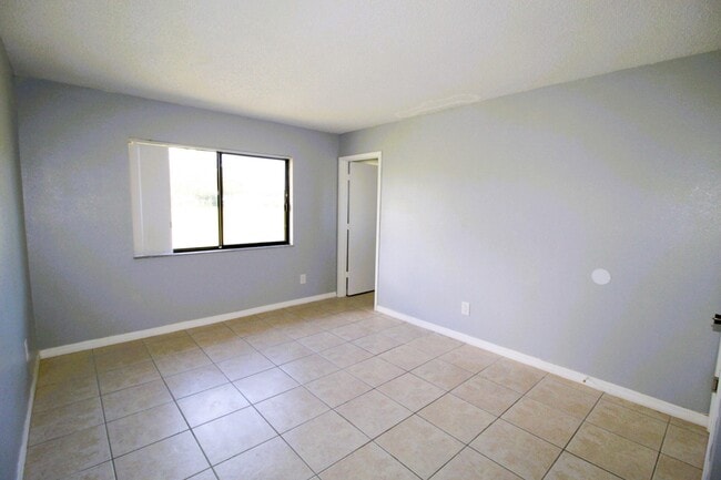 Building Photo - 2058 SE West Dunbrooke Cir