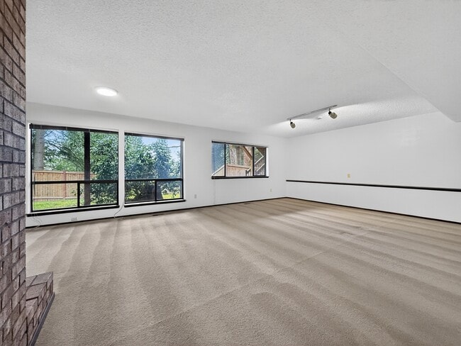 Building Photo - 5333 134th Ave SE