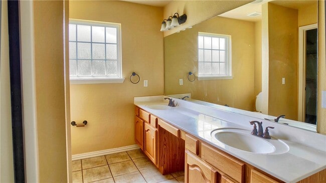 Building Photo - 2375 N Stonecrest Dr