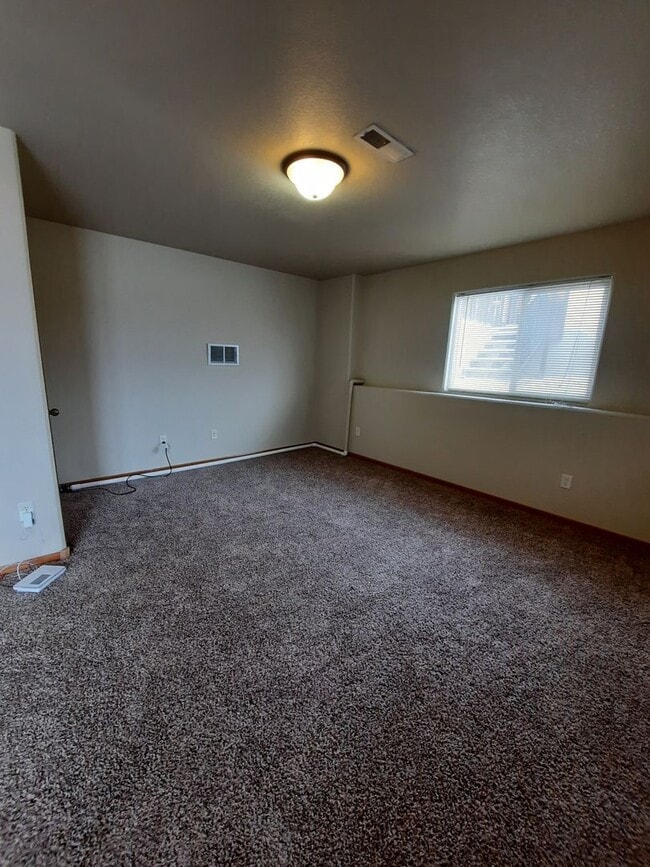 Building Photo - 3 BEDROOM | 2 BATH | TRI-LEVEL | NORTH