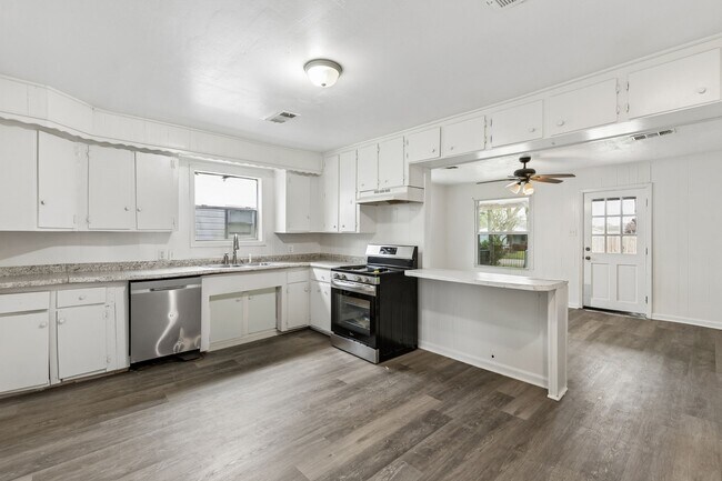 Building Photo - 2326 28th Ave N