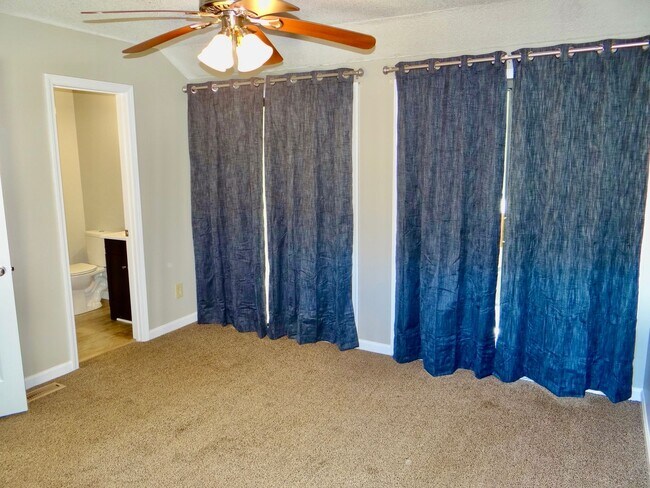 Building Photo - Rent Special w/ year lease- Beautifully Remodeled 2 Bed/2 Bath in Deer Creek @ Deerfield Surfside