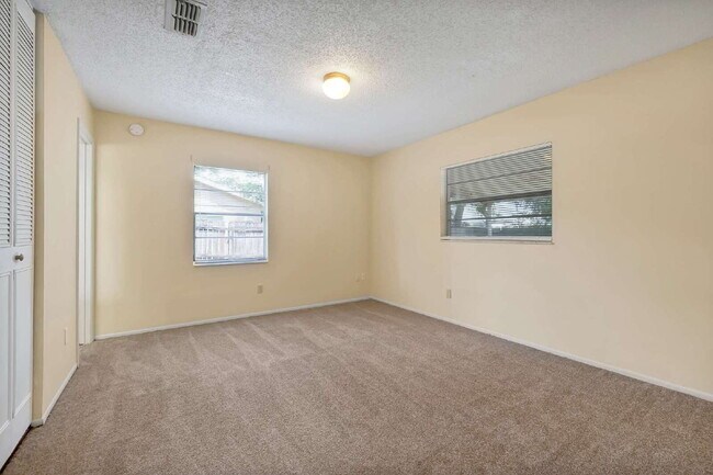 Building Photo - "Charming 2-Bed, 2-Bath Townhouse Retreat in Orlando's Heart - 1010 Sq Ft of Comfort!"