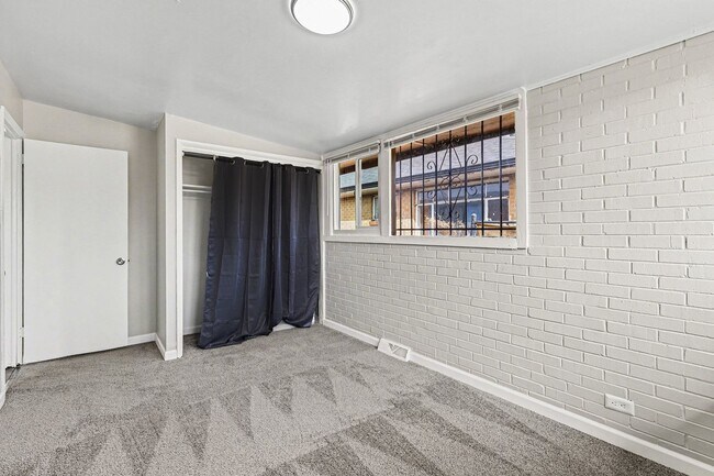 Building Photo - Newly Renovated 2Bed/1Bath Duplex in Park Hill