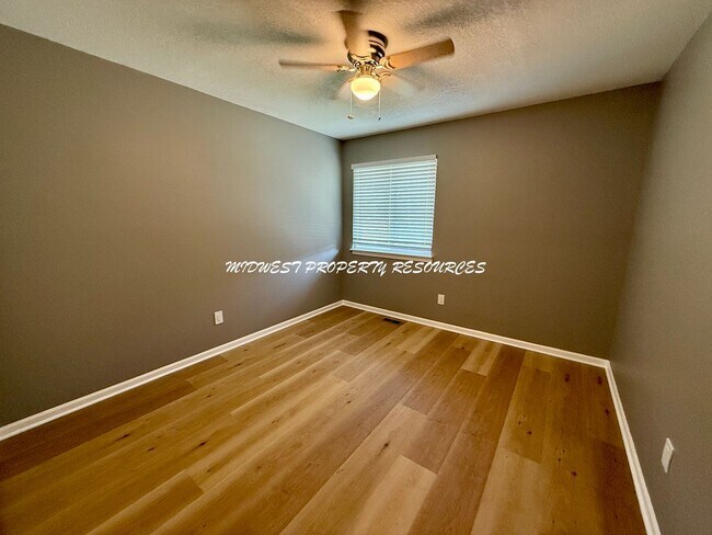 Building Photo - Large Updated 3 Bedroom/2 Bath Duplex in Lee's Summit
