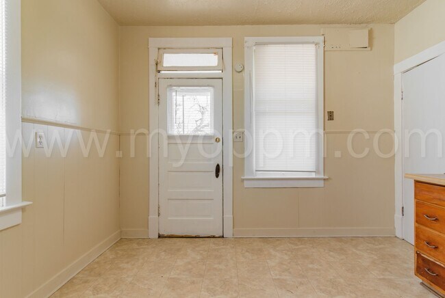 Building Photo - Available Now! | Bright 3 Bedroom / 2 Bathroom Home | 13th & Martha