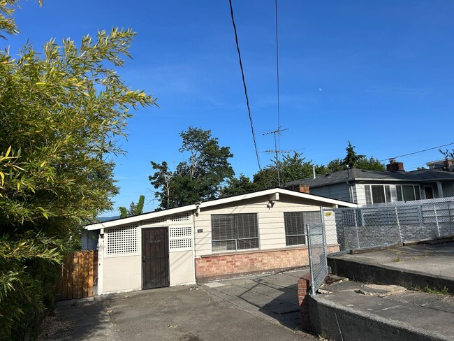 Building Photo - Large 3 bed, 2 bath house in South Seattle...