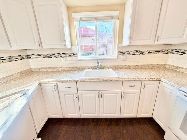 Building Photo - DEC RENT FREE FOR A LEASE STARTING BY NOV 15TH! - BRICK HOME WITH FINISHED BASEMENT