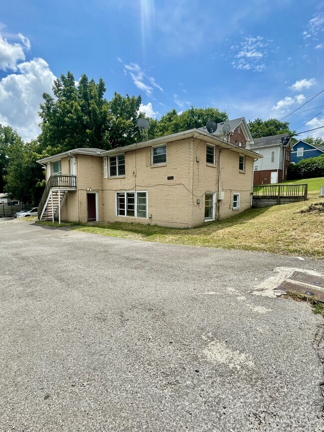 Building Photo - 952 Strouse Ave