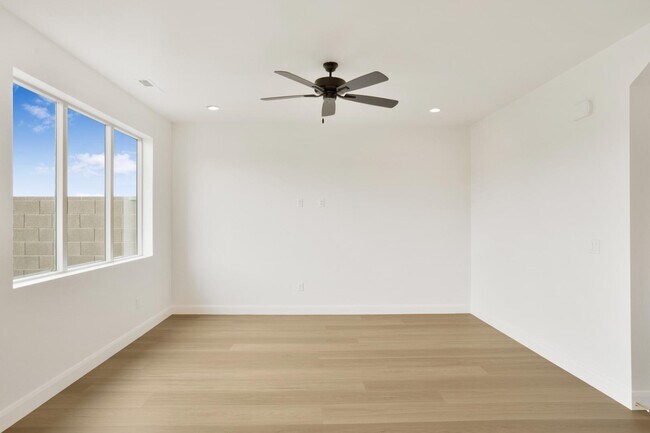 Building Photo - 996 Manen St