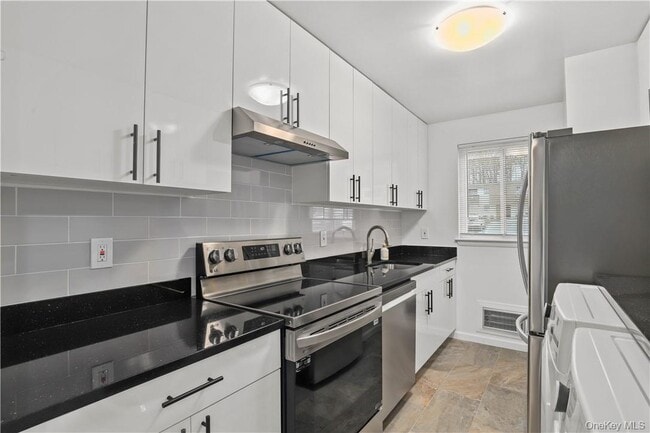 Building Photo - 305 Vista on the Lake