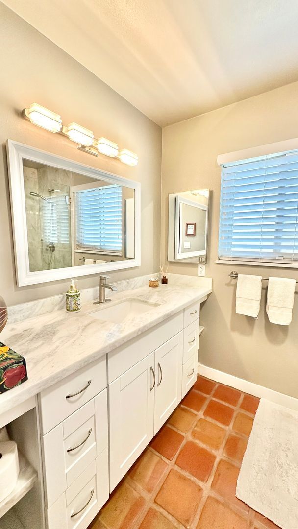 Building Photo - Beautifully Appointed & Fully Furnished, S...