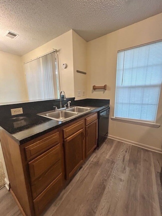 Building Photo - Coming Soon! 2 Bedroom Townhome!