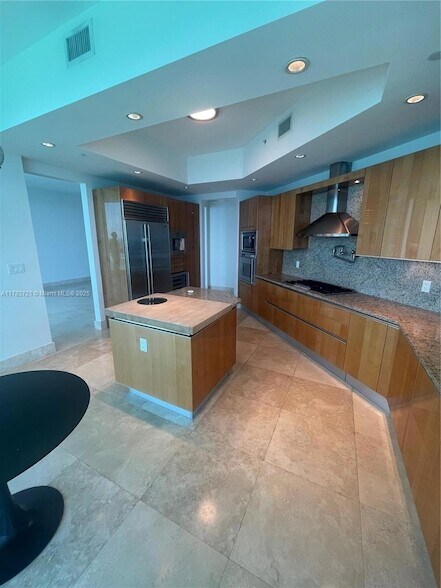 Building Photo - 16047 Collins Ave