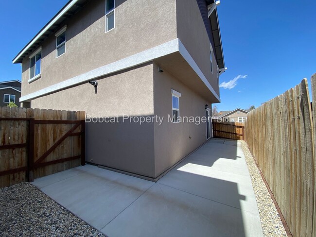 Building Photo - Nicely Furnished Townhome in Indian Hills