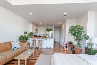 Building Photo - Cozy 1/BR 1/BA with Private Balcony & Mode...