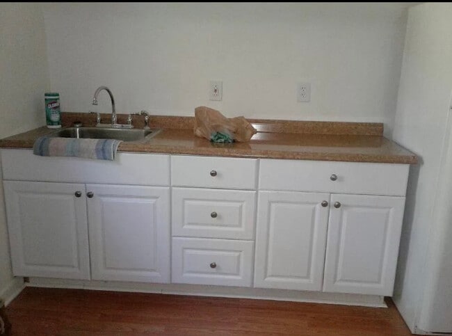 Building Photo - 109 S Sycamore Ave