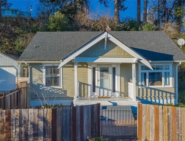 Building Photo - 1549 Charleston Beach Rd W