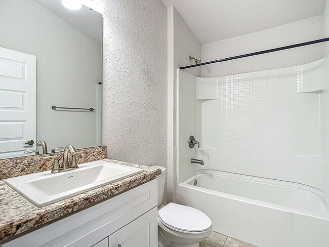 Building Photo - Welcome in to this beautiful Unfurnished -...