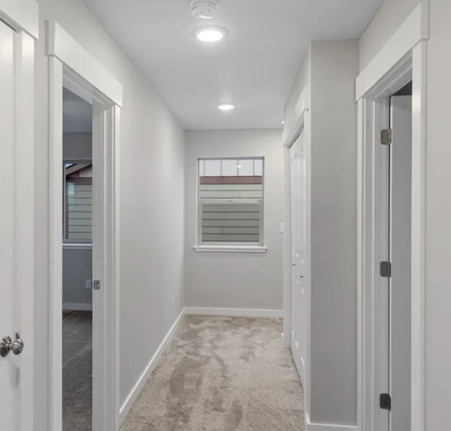 Building Photo - Charming 3-Bedroom Townhouse in the Heart ...