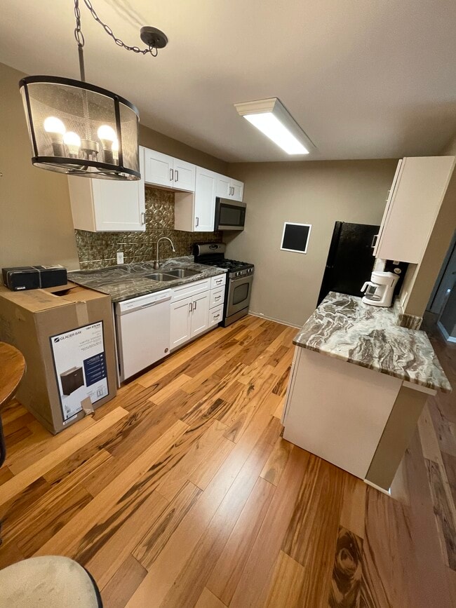 Building Photo - 125 Twin Oaks Dr