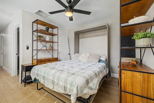 Building Photo - 8352 W San Juan Ave