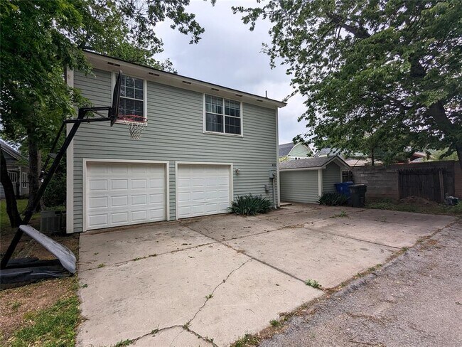 Building Photo - 420 W Comanche St