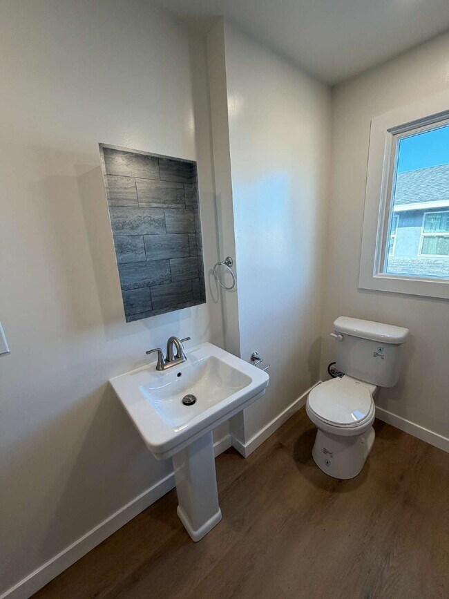 Building Photo - Fully Remodeled 1 Bed + 1 Bath Upstairs Unit + In-Unit Laundry + AC