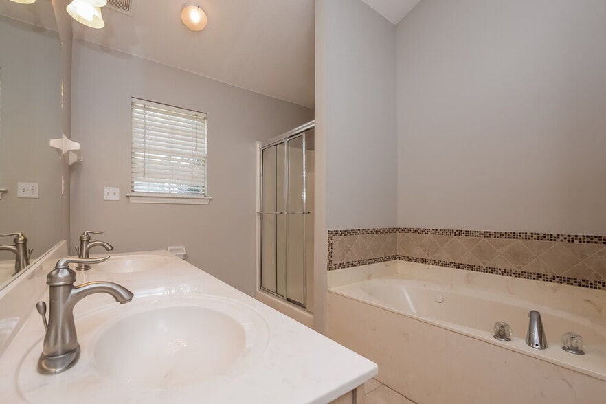 Building Photo - 810 Lakemont Dr