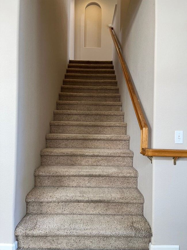 Building Photo - Charming 4BR/3BA/1921SF - Tenant Pays $195...