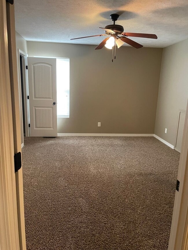 Building Photo - Four Bedroom home in SE Springfield!