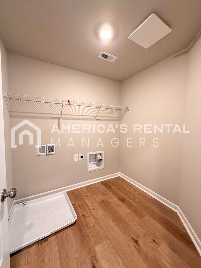 Building Photo - Spacious 4-Bedroom Home with Upstairs Loft!