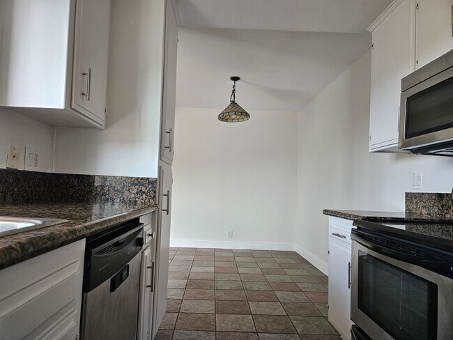 Building Photo - 1 month off move in special. 2 bedroom 2 bath with in unit laundry in Hillcrest /North Park!