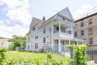Building Photo - Updated 3 bedroom 1st floor apartment in Waterbury