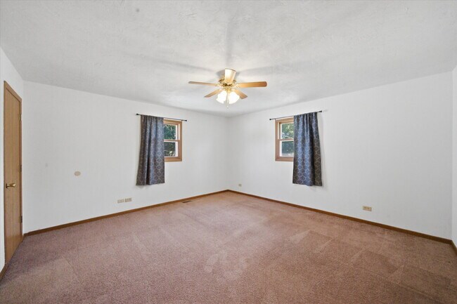 Building Photo - Move-In Ready Split-Level with Open Floor Plan