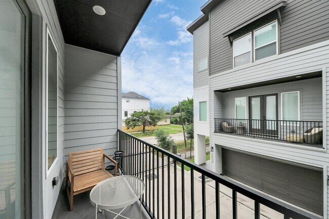 Building Photo - 3022 Live Oak St