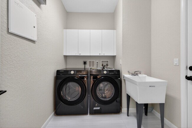 Building Photo - 2237 Newport Isles Blvd