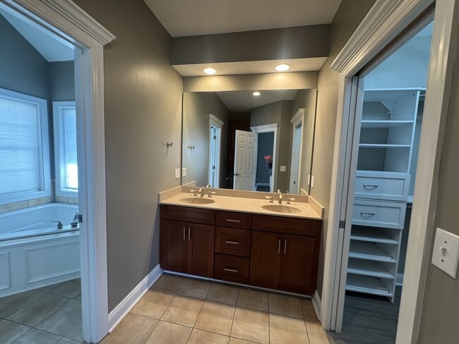 Building Photo - 118 Captains Ln