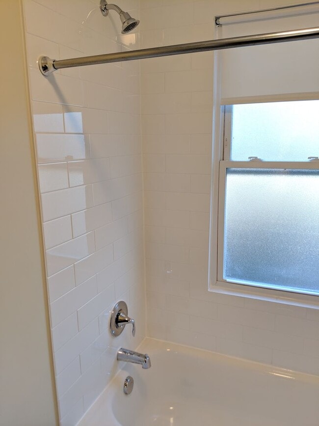 Building Photo - Charming Historic townhouse in downtown Frederick available mid June!