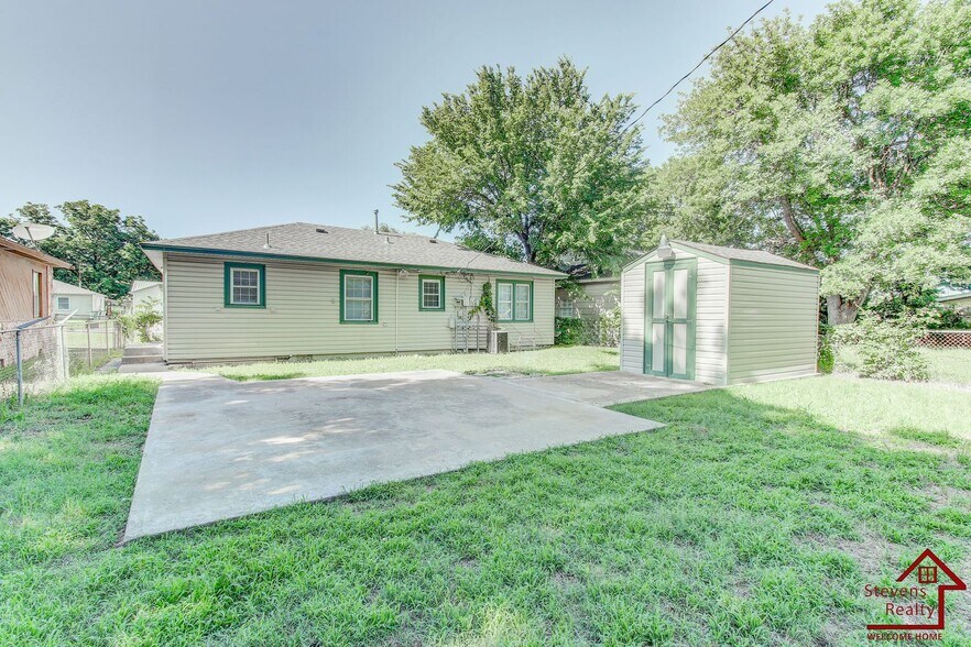 Building Photo - 1806 NW Lincoln Ave