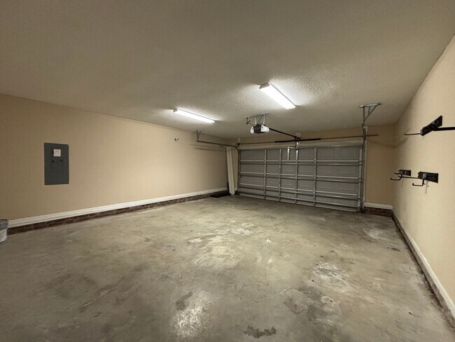 Building Photo - A Great Space on Pine Valley Court