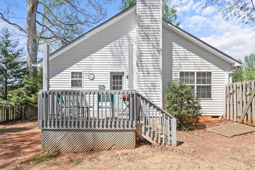 Building Photo - 303 Southcreek Dr