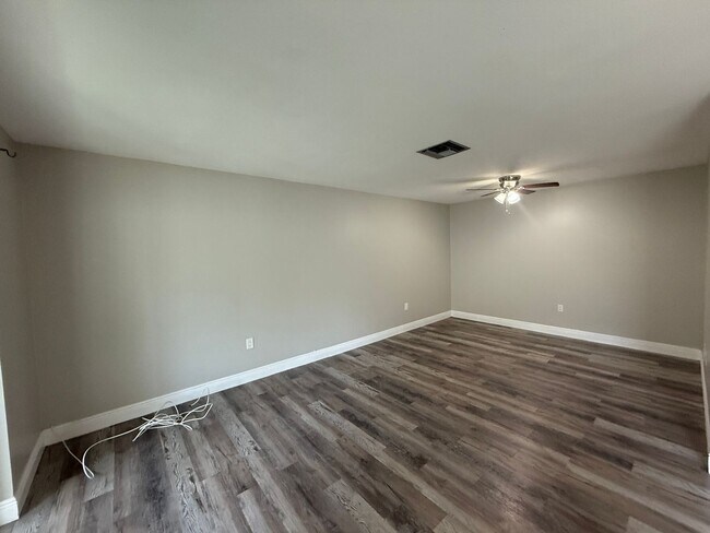 Building Photo - 2/1 UPDATED UNIT in a Triplex